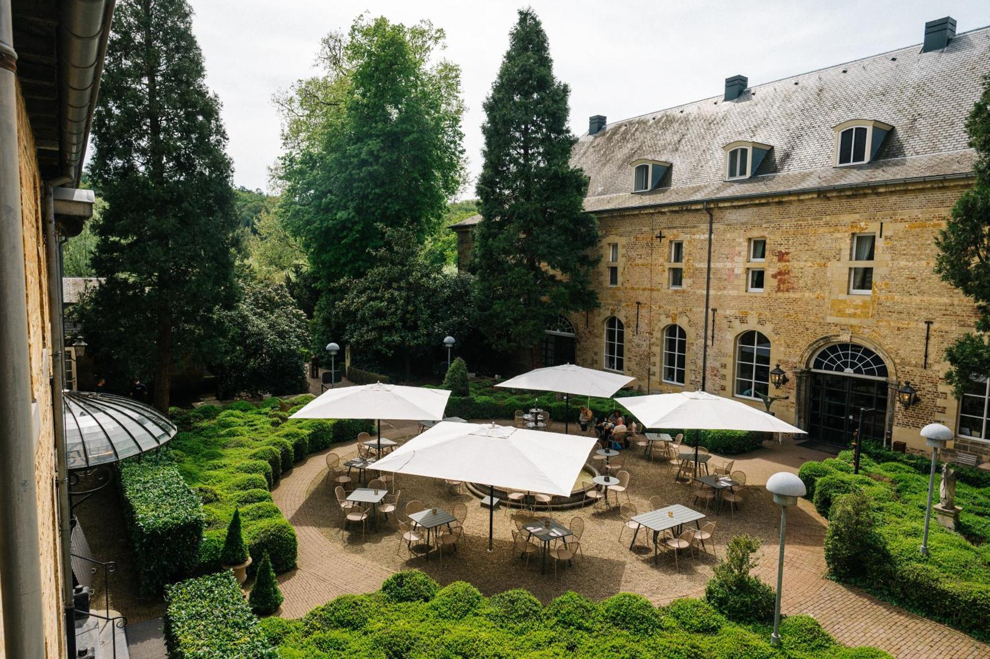 Chateau St Gerlach - Oostwegel Collection, Member Of Relais And Chateaux Valkenburg aan de Geul Exterior photo The courtyard of the museum